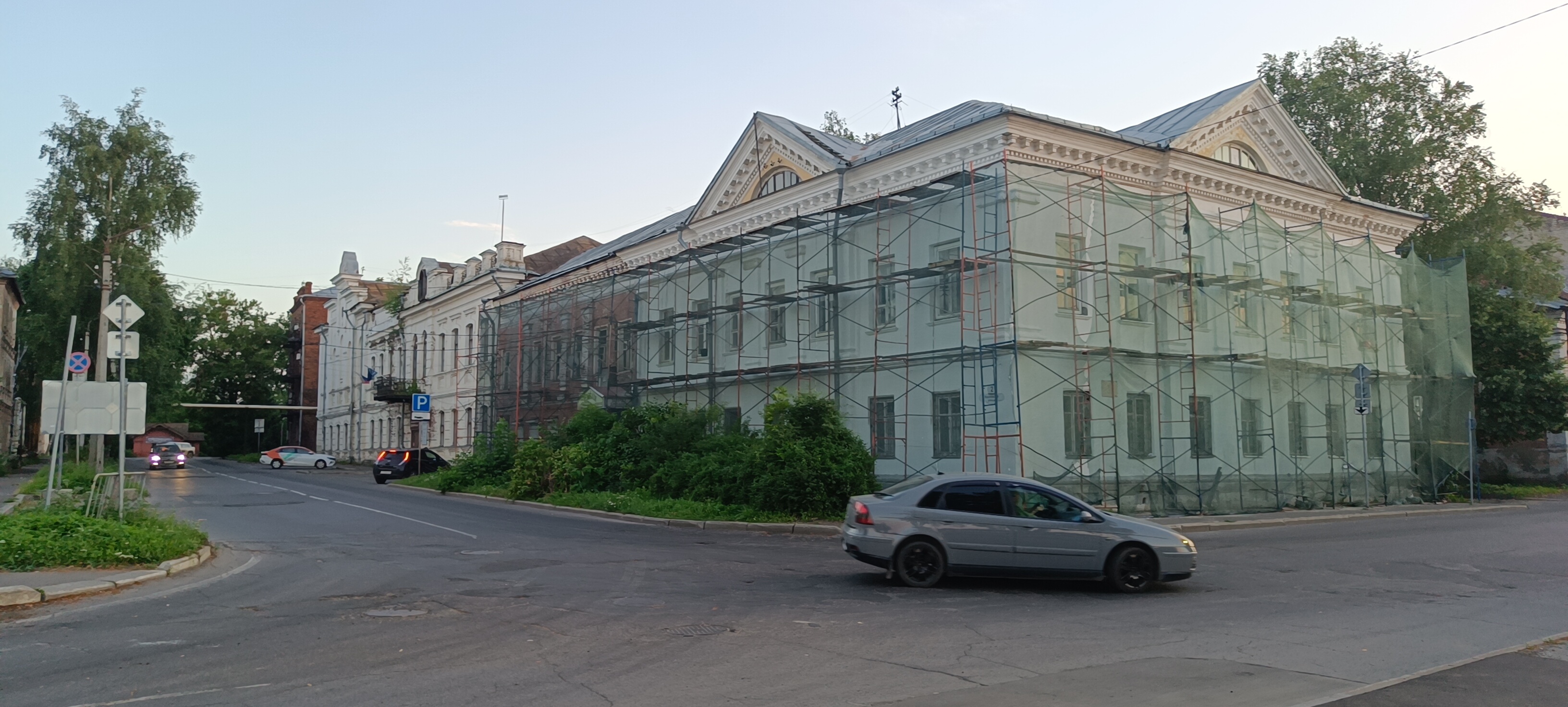 44. Ð¡ÐµÑÐºÐ¾Ð¹ Ð·Ð°ÑÑÐ½ÑÑ Ð´Ð¾Ð¼ Ð¡ÑÑÐ¾Ð¼ÑÑÐ½Ð¸ÐºÐ¾Ð²ÑÑ, Ð¿Ð¾ÑÑÑÐ¾ÐµÐ½Ð½ÑÐ¹ Ð² 1830-Ñ, Ð° Ð±ÐµÐ»Ð¾Ðµ Ð·Ð´Ð°Ð½Ð¸Ðµ Ð´Ð°Ð»ÑÑÐµ â ÐÐ¾ÐºÑÐ¾Ð²ÑÐºÐ¾-ÐÐ¾Ð·Ð½ÐµÑÐµÐ½ÑÐºÐ¾Ðµ Ð¾Ð±ÑÐµÑÑÐ²Ð¾ (Ð¤ÑÐ¾Ð»Ð¾Ð²ÑÐºÐ¸Ð¹ Ð¿ÑÐ¸ÑÑ). ÐÐ´Ð°Ð½Ð¸Ðµ Ð¿Ð¾ÑÑÑÐ¾ÐµÐ½Ð¾ Ð² 1889 â 1991 Ð³Ð³., Ð° ÑÐµÐ¹ÑÐ°Ñ Ð² Ð½ÑÐ¼, Ð¿Ð¾Ð¼Ð¸Ð¼Ð¾ Ð¿ÑÐ¾ÑÐµÐ³Ð¾, ÑÐ°ÑÐ¿Ð¾Ð»Ð°Ð³Ð°ÐµÑÑÑ ÐÑÐ·ÐµÐ¹ Ð°Ð´Ð¼Ð¸ÑÐ°Ð»Ð° Ð¤. Ð¤. Ð£ÑÐ°ÐºÐ¾Ð²Ð°. 