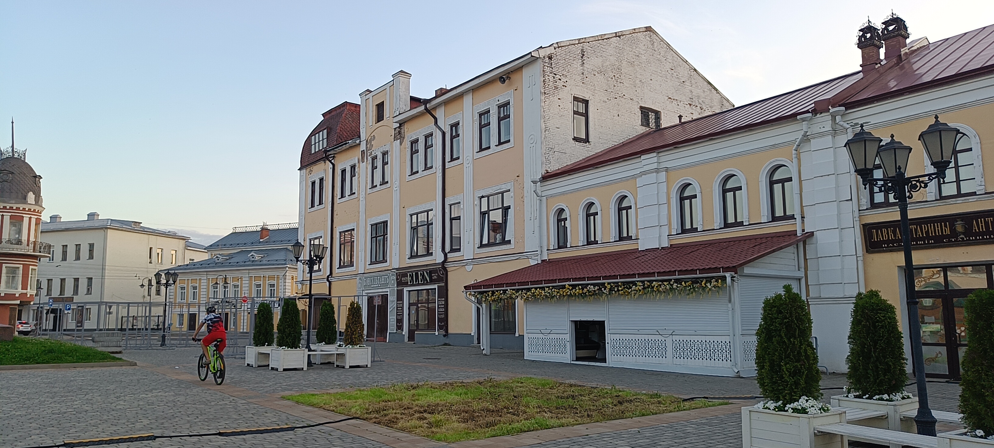 40. ÐÐ½ÑÐ°Ð¼Ð±Ð»Ñ ÐÑÑÐ½Ð¾Ð³Ð¾ Ð³Ð¾ÑÑÐ¸Ð½Ð¾Ð³Ð¾ Ð´Ð²Ð¾ÑÐ°. ÐÐ¸Ð´ Ñ ÐÑÐ°ÑÐ½Ð¾Ð¹ Ð¿Ð»Ð¾ÑÐ°Ð´Ð¸. ÐÑÑÐ½Ð¾Ð¹ Ð³Ð¾ÑÑÐ¸Ð½ÑÐ¹ Ð´Ð²Ð¾Ñ Ð·Ð°Ð½Ð¸Ð¼Ð°ÐµÑ ÑÐµÐ»ÑÐ¹ ÐºÐ²Ð°ÑÑÐ°Ð». Ð ÑÐ¾Ð¶Ð°Ð»ÐµÐ½Ð¸Ñ, Ð¼Ð½Ðµ Ð½Ðµ ÑÐ´Ð°Ð»Ð¾ÑÑ ÑÑÐ¾ÑÐ¾Ð³ÑÐ°ÑÐ¸ÑÐ¾Ð²Ð°ÑÑ ÑÐ°ÑÐ°Ð´ Ð²ÑÑÐ¾Ð´ÑÑÐ¸Ð¹ Ð½Ð° ÐÐ¾Ð»Ð³Ñ â Ð½Ðµ Ñ Ð¼Ð¾ÐµÐ¹ ÑÐµÑÐ½Ð¸ÐºÐ¾Ð¹, Ðº ÑÐ¾Ð¶Ð°Ð»ÐµÐ½Ð¸Ñ.