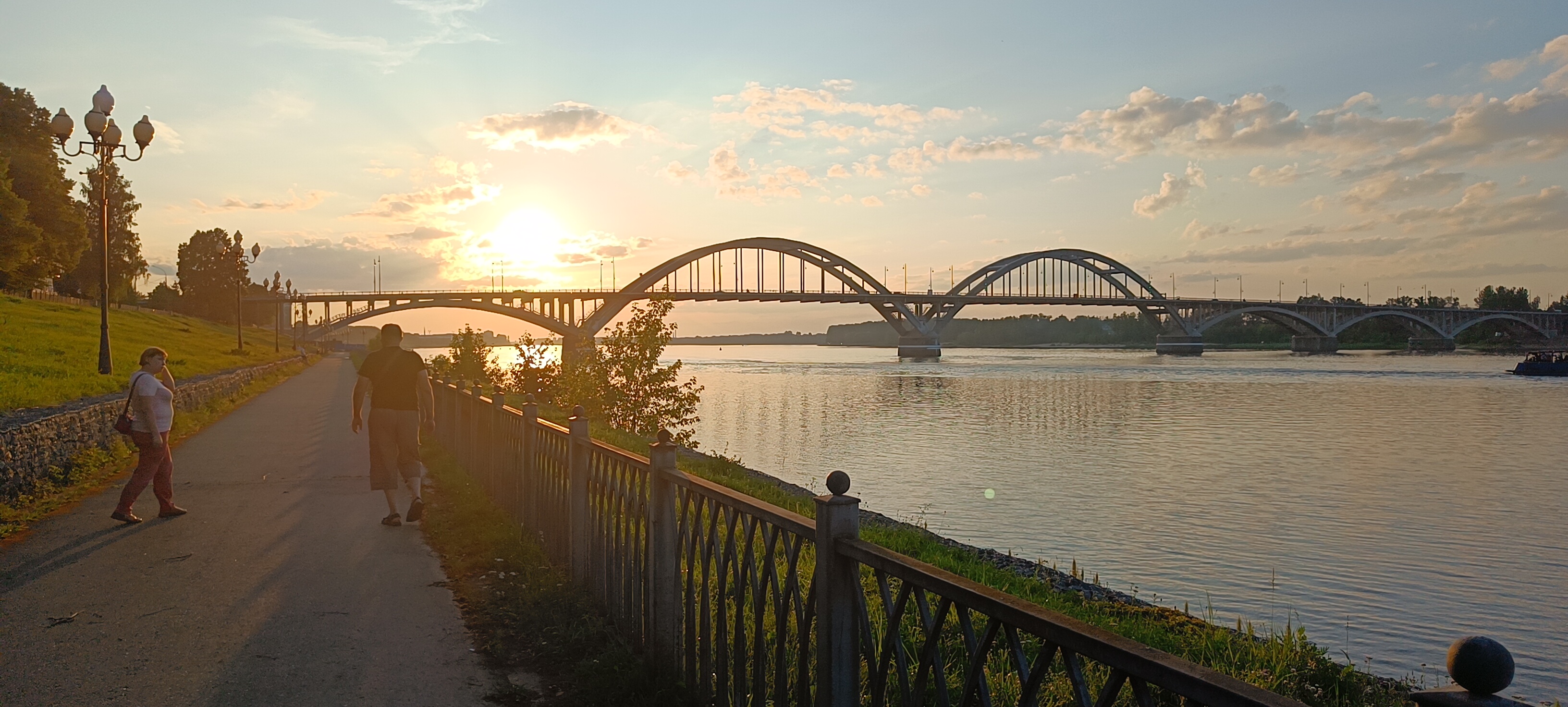 02. ÐÐ¾Ð»Ð¶ÑÐºÐ°Ñ Ð½Ð°Ð±ÐµÑÐµÐ¶Ð½Ð°Ñ Ð¸ ÐÐ¾Ð»Ð¶ÑÐºÐ¸Ð¹ Ð¼Ð¾ÑÑ Ð² Ð»ÑÑÐ°Ñ Ð·Ð°ÐºÐ°ÑÐ°.